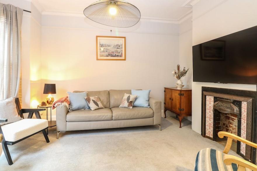 UNTHANK COTTAGE, pet friendly, character holiday cottage in Norwich