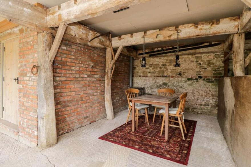 THE WOOL BARN, pet friendly, character holiday cottage in Warminster