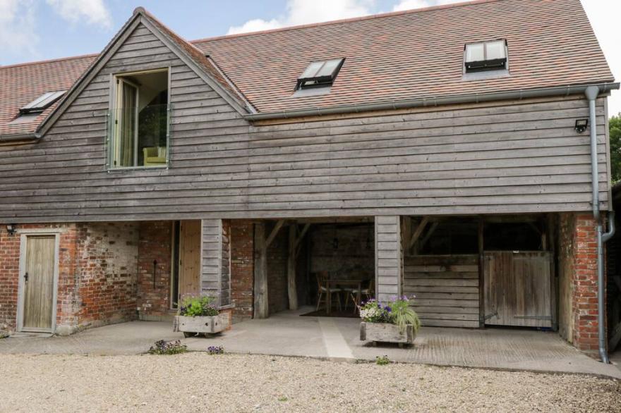 THE WOOL BARN, pet friendly, character holiday cottage in Warminster