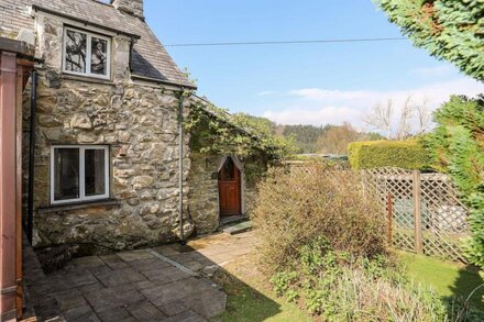 GILFACHWYDD, pet friendly, character holiday cottage in Dolgellau