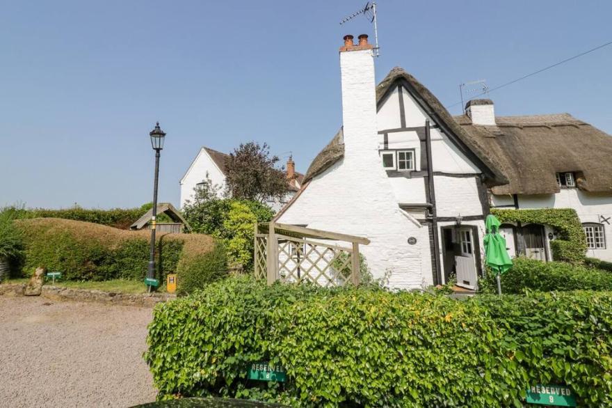 BLUEBELL COTTAGE, pet friendly, with a garden in Shottery