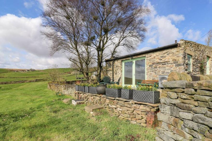 THE BARN AT CROW HILL SHAW FARM, Romantic In Sowerby Bridge