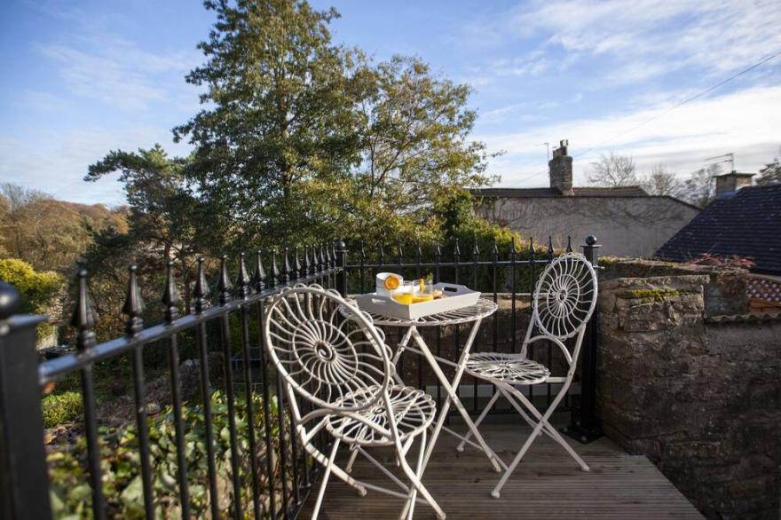 Pretty dog friendly cottage for two in the heart of the Georgian town of Richmond, North Yorkshire