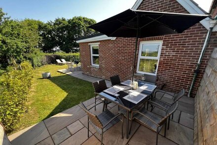 The Cottage, Shalfleet House  -  a bungalow that sleeps 4 guests  in 2 bedrooms