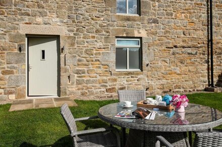 THE GRANARY - Dog friendly cottage sleeping 4 near Hadrian's Wall and Corbridge