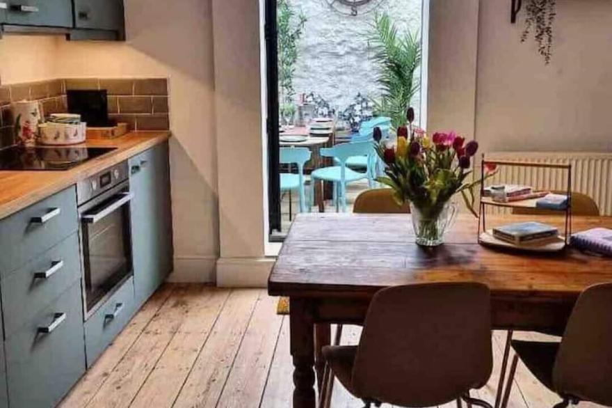 Family (sleeps 7) & Pet Friendly Cottage in Teignmouth by the beach
