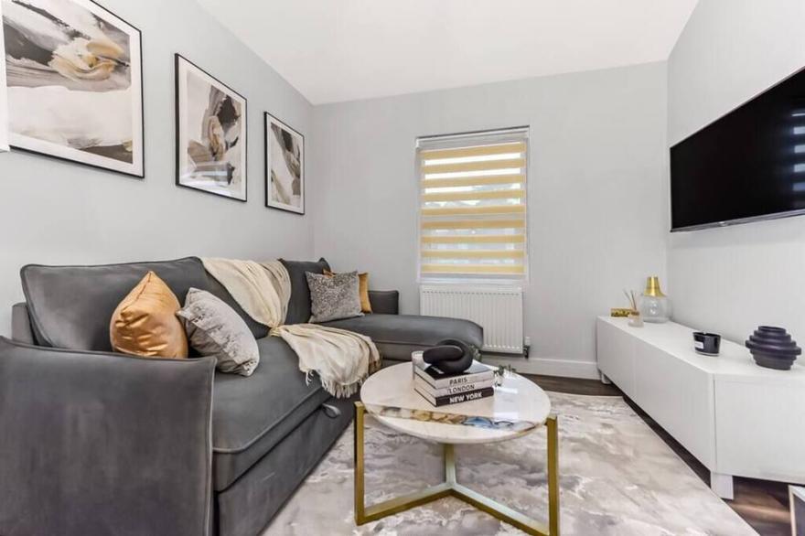 Fresh and Modern Flat - Sleeps 5