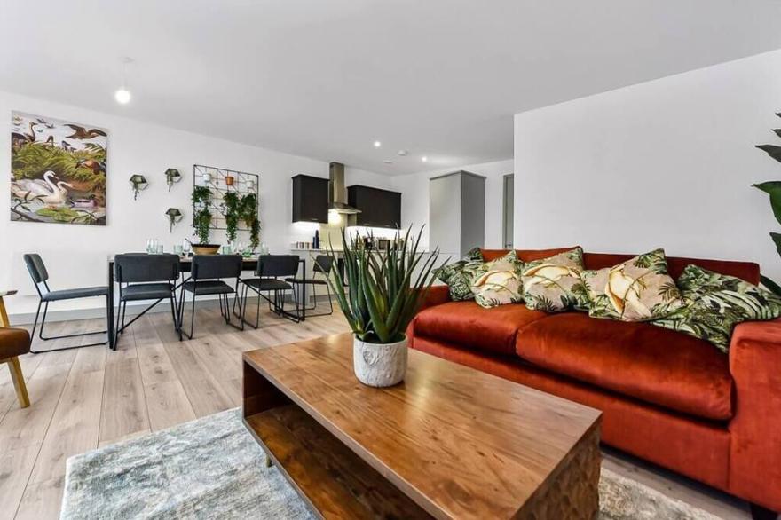 Earthy Elegance: Nature Inspired Flat in Prime Location