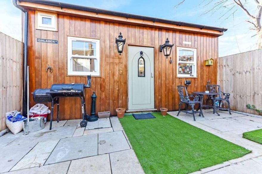 Charming Log Cabin with Hot Tub and Grill