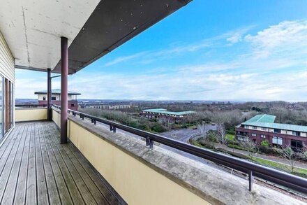 The Birds Nest Spacious, Modern Flat with Views