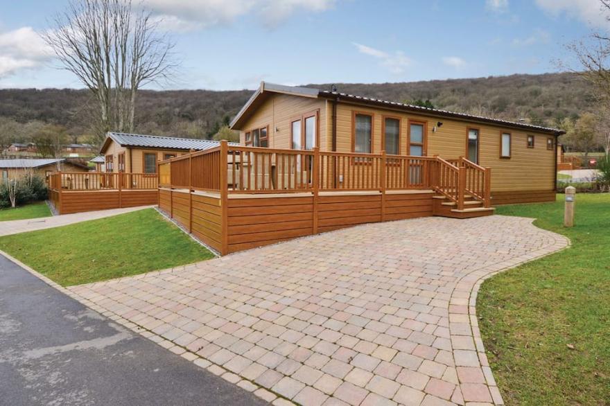 3 Bedroom Accommodation In Cheddar