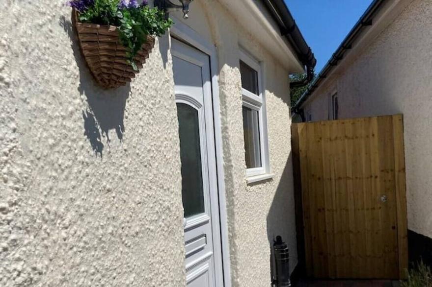 Family bungalow, 5 minutes drive to seafront