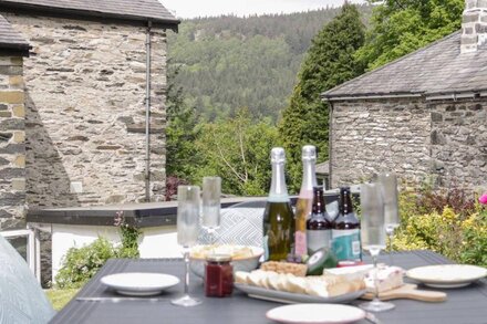 BRON CELYN BACH, pet friendly, with open fire in Betws-Y-Coed