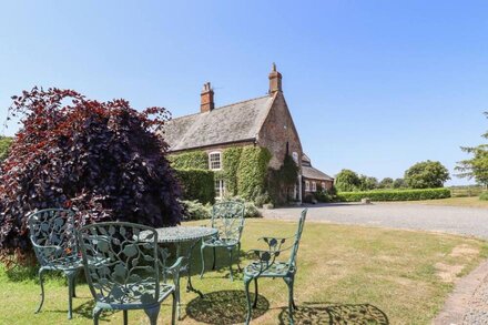 OLD HALL FARM, pet friendly, character holiday cottage in Spilsby