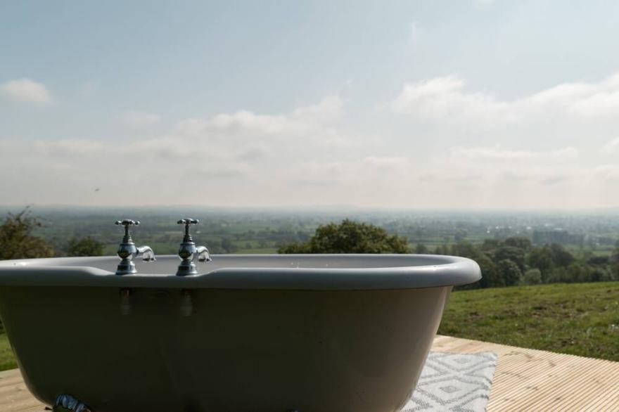 Stunning Hilltop Views, Outdoor Bathtub, Cosy Geodome!
