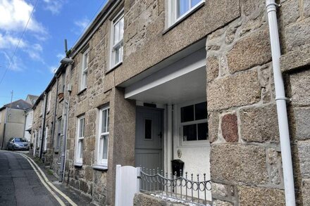 The Bolt Hole -  a cottage that sleeps 4 guests  in 2 bedrooms