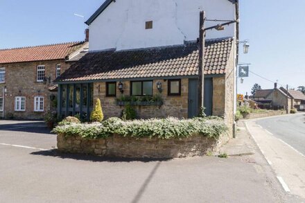 THE ROPE HOUSE, pet friendly, luxury holiday cottage in Crewkerne