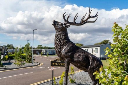 Caledonia Lodge St Andrews is a two-bedroom, double bed with an ensuite bathroom and a twin bedroom