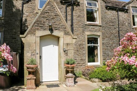 MANOR HOUSE, family friendly, with hot tub in Oswaldtwistle