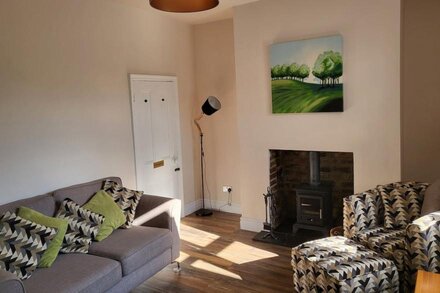 1 LYTHAM TERRACE, pet friendly, character holiday cottage in Ingleton