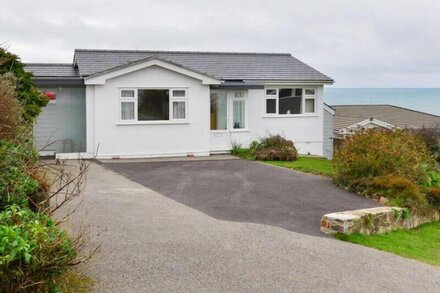 SEA MIST, pet friendly, with hot tub in Polzeath