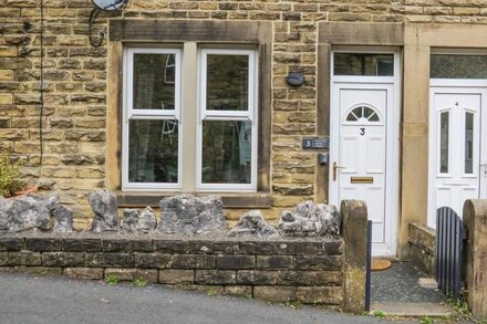 HILL VIEW, pet friendly, character holiday cottage in Settle