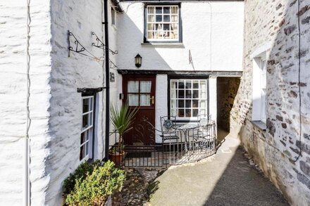 TEMPLE COTTAGE, family friendly, with open fire in Port Isaac