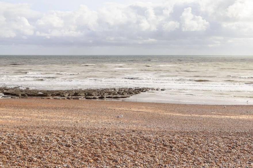 LOWER DECK, romantic, country holiday cottage in Bexhill-On-Sea