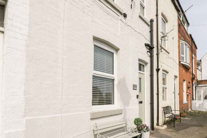 MIDSHIPS, Family Friendly, Character Holiday Cottage In Scarborough