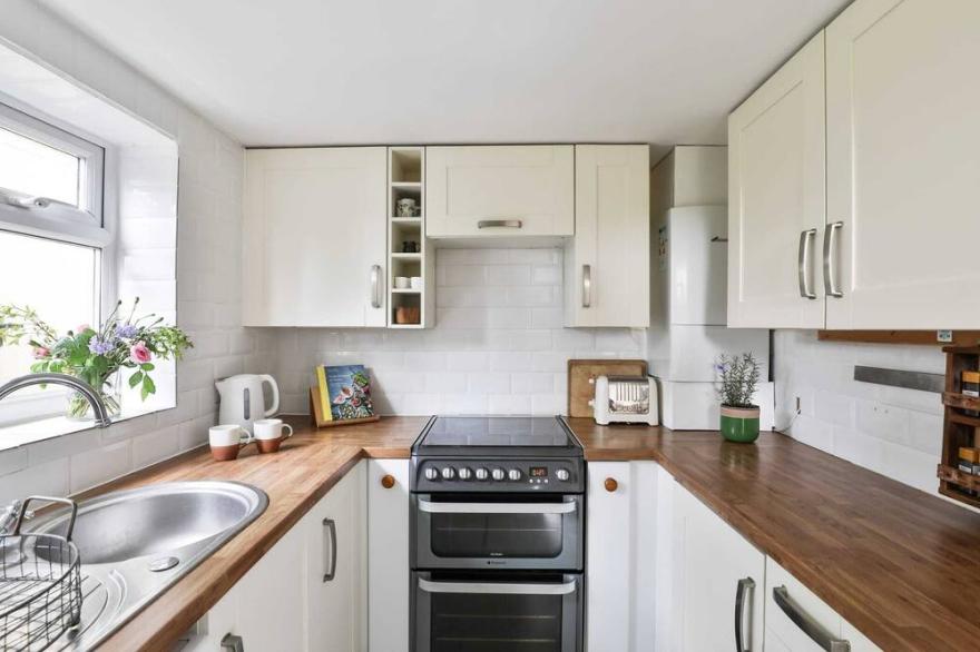 Charming Mt. Pleasant Cottage, Historic Painswick