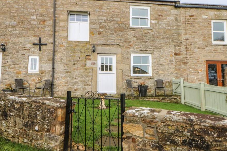 GOLDSBOROUGH COTTAGE, Pet Friendly, With Open Fire In Barnard Castle