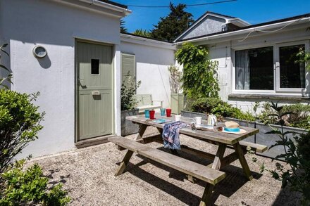 ST MICHAELS, pet friendly, character holiday cottage in Rock