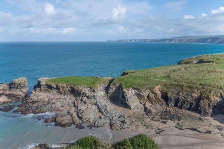 THE VIEW, romantic, character holiday cottage in Port Isaac