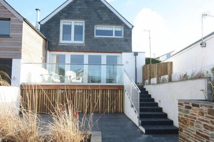 THE BEACH HOUSE, pet friendly, with open fire in Polzeath