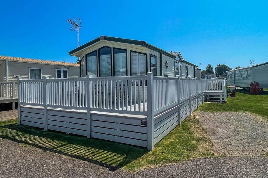 Beautiful 4 berth caravan with decking at Naze Marine Park ref 17013HP