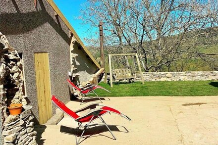 Crag End Farm Retreat, sleeps 2 guests  in 1 bedroom with walking over the Lorton Fells from the doo