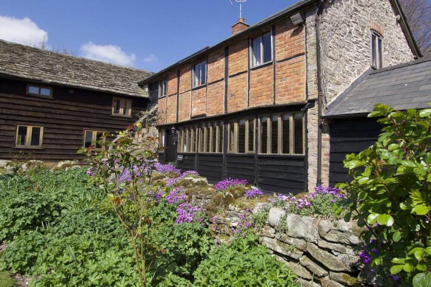 THE GRANARY, Pet Friendly, Character Holiday Cottage In Eardisley