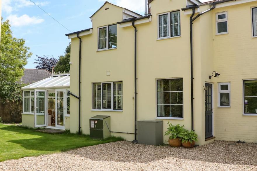 LITTLE ORCHARD, family friendly in Maiden Newton, Dorset