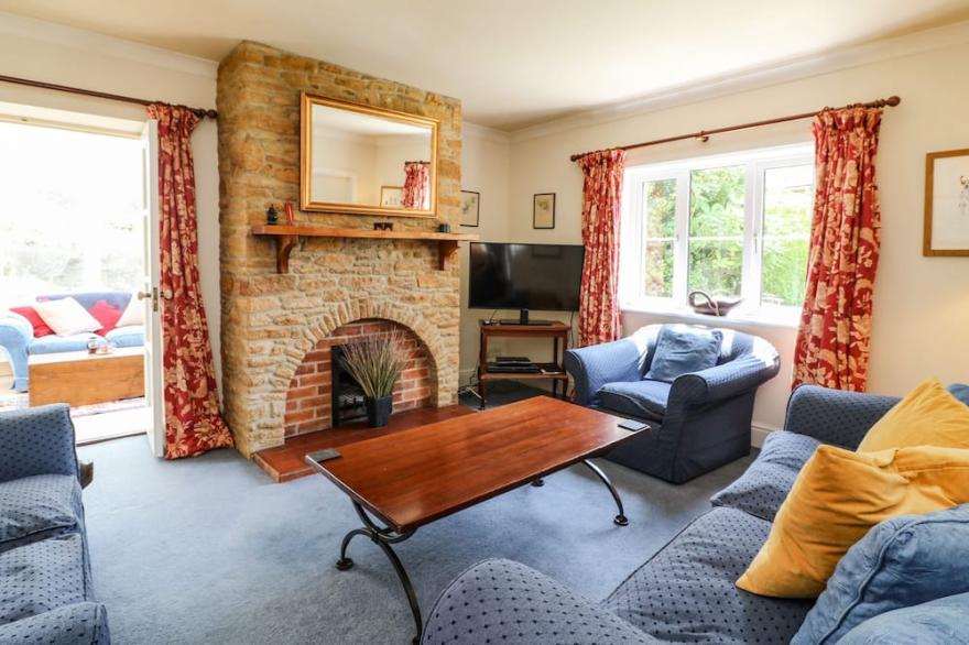 LITTLE ORCHARD, family friendly in Maiden Newton, Dorset