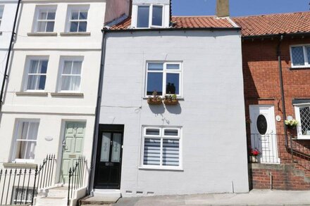 SANDGATE COTTAGE, family friendly, with open fire in Scarborough