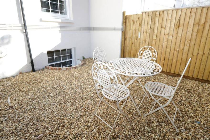 HAMILTON'S STUDIO, Pet Friendly, Country Holiday Cottage In Ryde