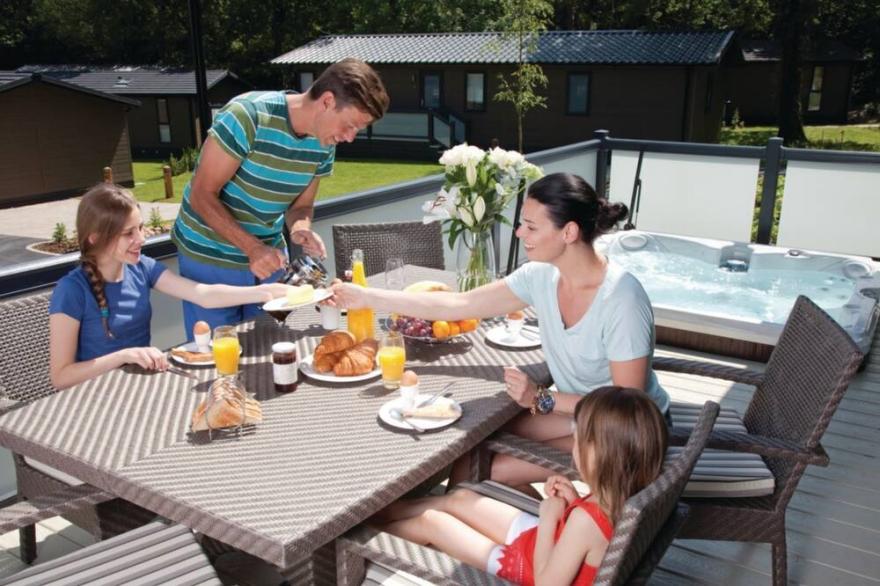 2 bedroom accommodation in Wootton, Nr Cowes