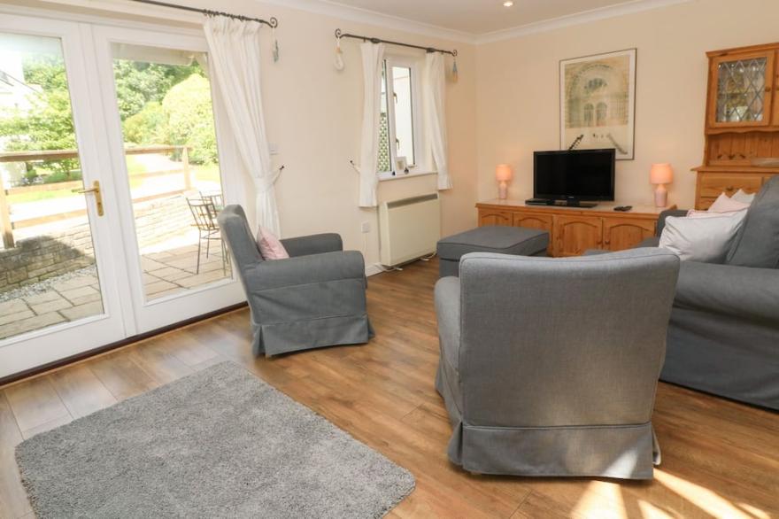 BLACKBIRD COTTAGE, pet friendly, country holiday cottage in Falmouth