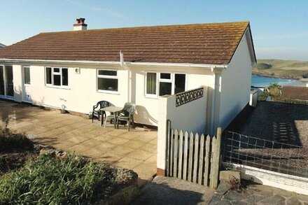 BADGERS CLIFF, pet friendly, with a garden in Polzeath