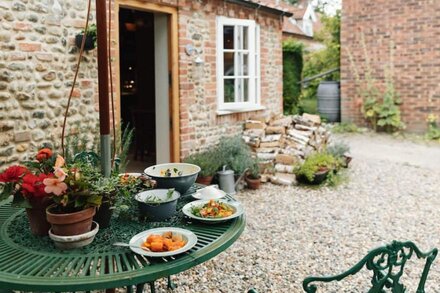 Spinks Nest - Luxury vintage boutique flint cottage