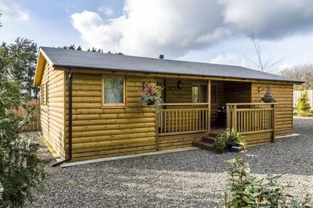 Laurel Lodge - 2 Bedroom Log Cabin - St Florence