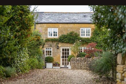 Pretty  Cotswold cottage in beautiful Cotswold village