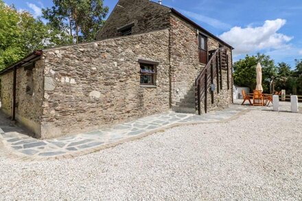 2 PENCOOSE BARNS, pet friendly, character holiday cottage in Truro