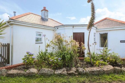 ROSPLETHA BUNGALOW, pet friendly, country holiday cottage in Treen