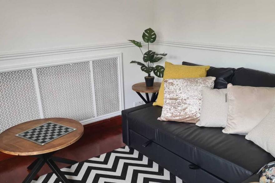 Clean, comfortable & Stylish 3 bed house near Tube